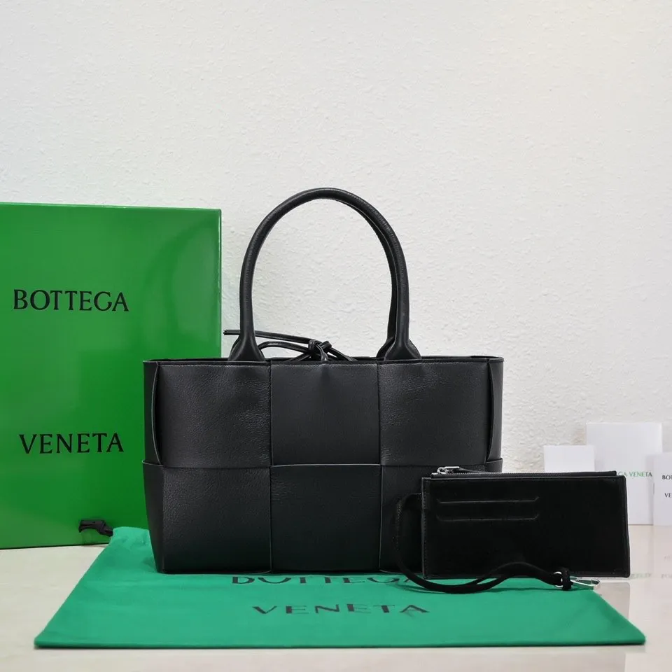 Batch 1760 medium arco pebbled grain, BottegaVeneta# official website latest pebbled grain cowhide with suede lining, SLIP tote handbag, and the logo has been changed to the side 😍The oversized woven design really makes it a huge gap from ordinary tote bags 🔗🔗Different color combinations for the inner and outer layers ⛓Daniel Lee leads the brand's DNA to continue to evolve with fresh inspiration🧬🧬showing a balanced style of luxury and reality👉: 30*20*12 Model: 9893#